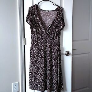 Taboo short sleeve v neck dress 2x brown with decorative leave pattern